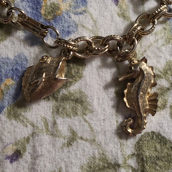 EUC GOLD-TONE NAUTICAL CHARM BRACELET - Picture 5 of 8